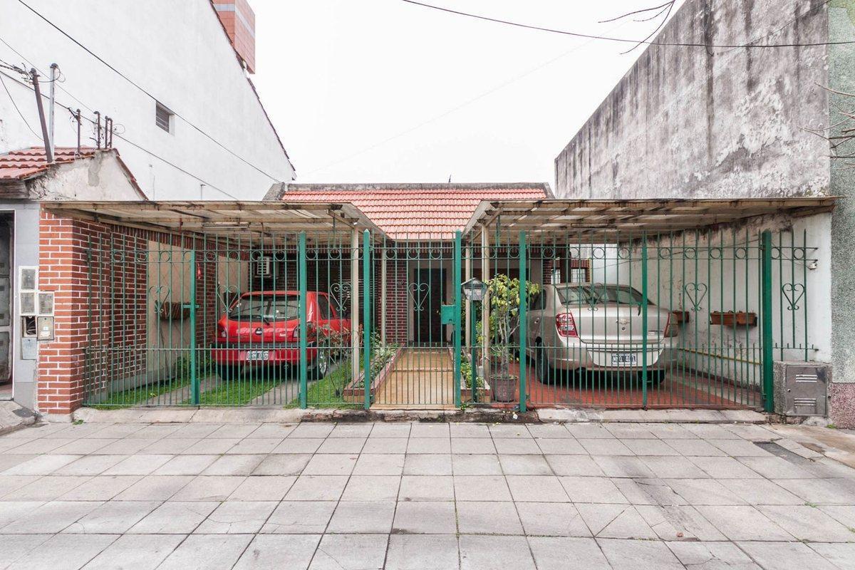 CASA PARA 2 FAMILIAS CON 2 COCHERAS Y JARDIN