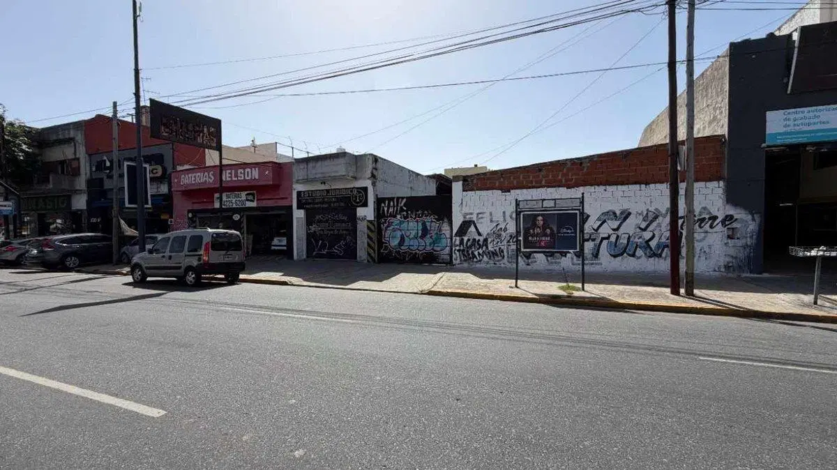 ALQUILER GALPÓN + LOCALES DE 907m² Av. H.Yrigoyen 2