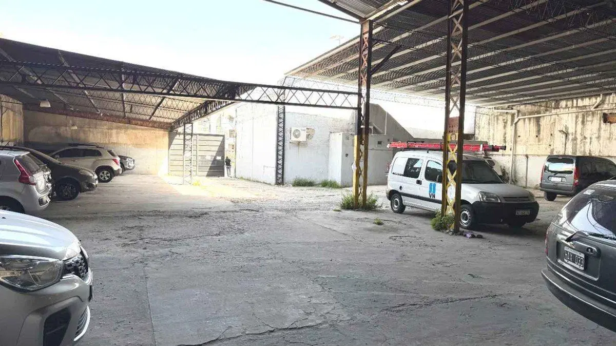 ALQUILER GALPÓN + LOCALES DE 907m² Av. H.Yrigoyen 4