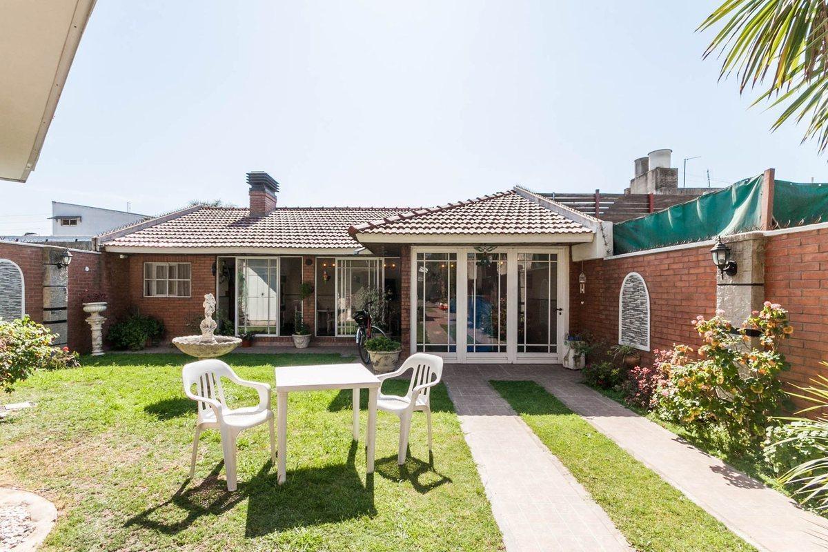 Casa 4 ambs. c/cochera. Parque y quincho.