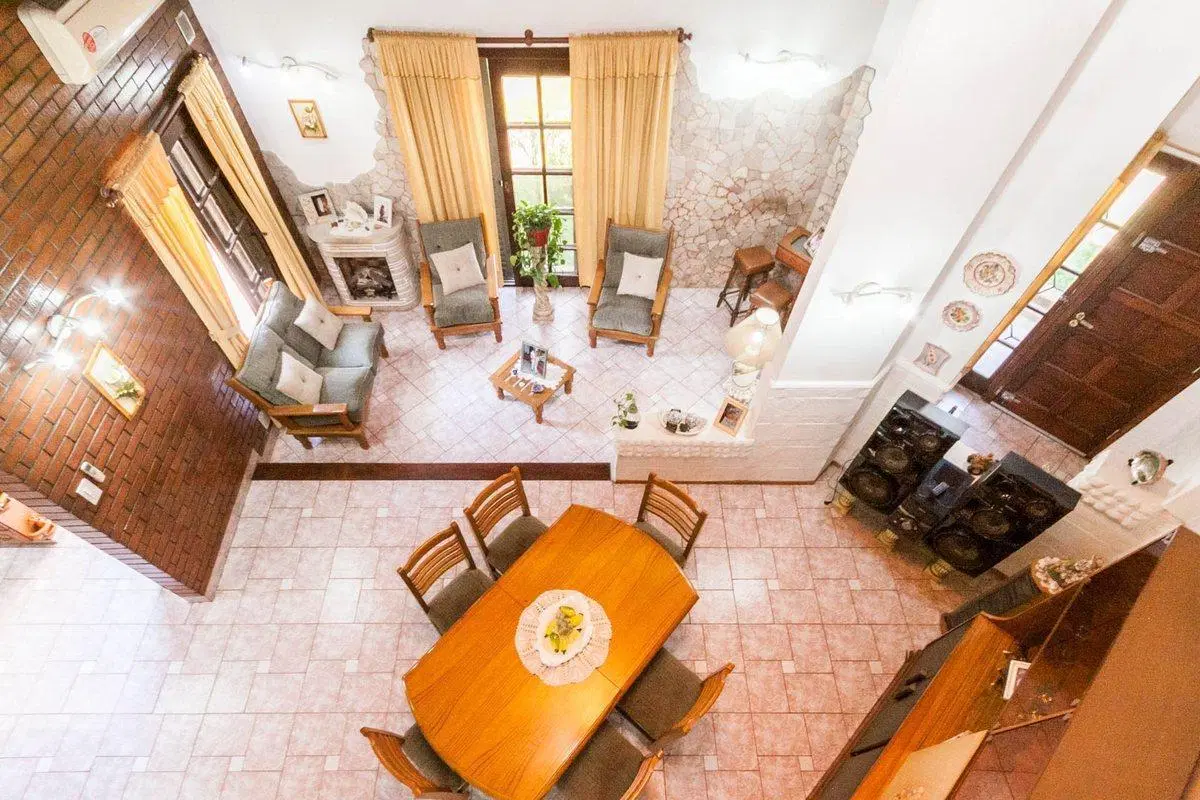 Casa 4 ambs. c/cochera. Parque y quincho. 3