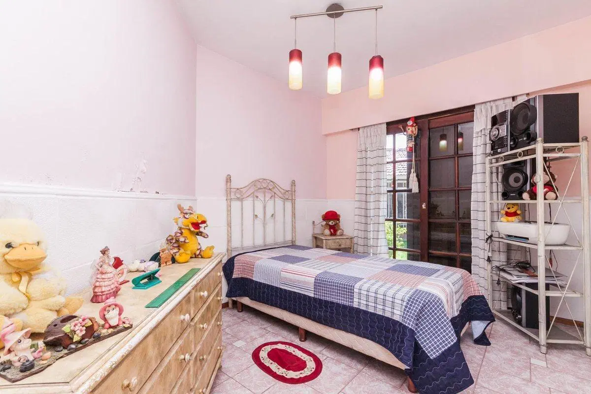 Casa 4 ambs. c/cochera. Parque y quincho. 5