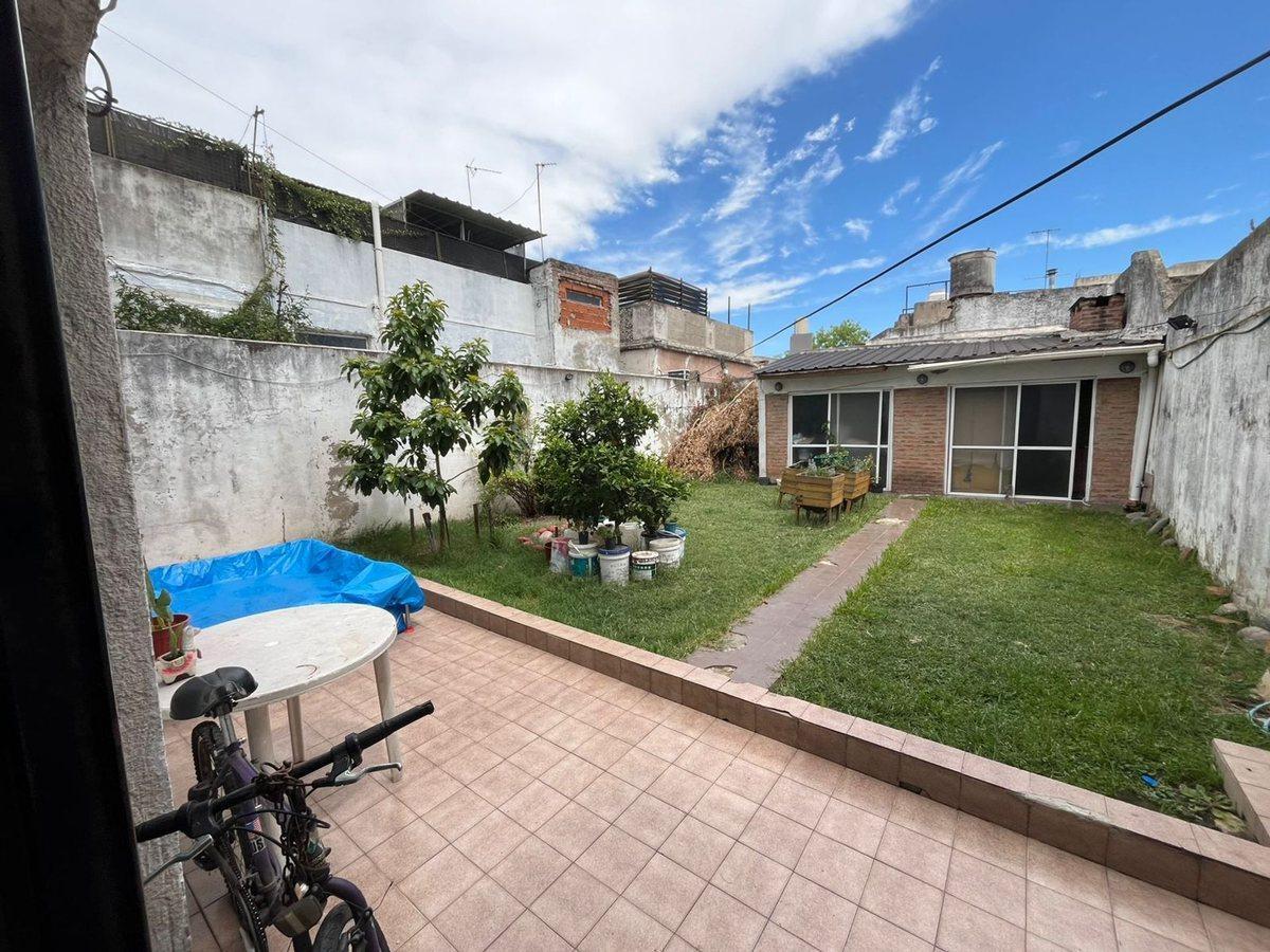 CASA 5 AMBIENTES CON JARDIN Y QUINCHO