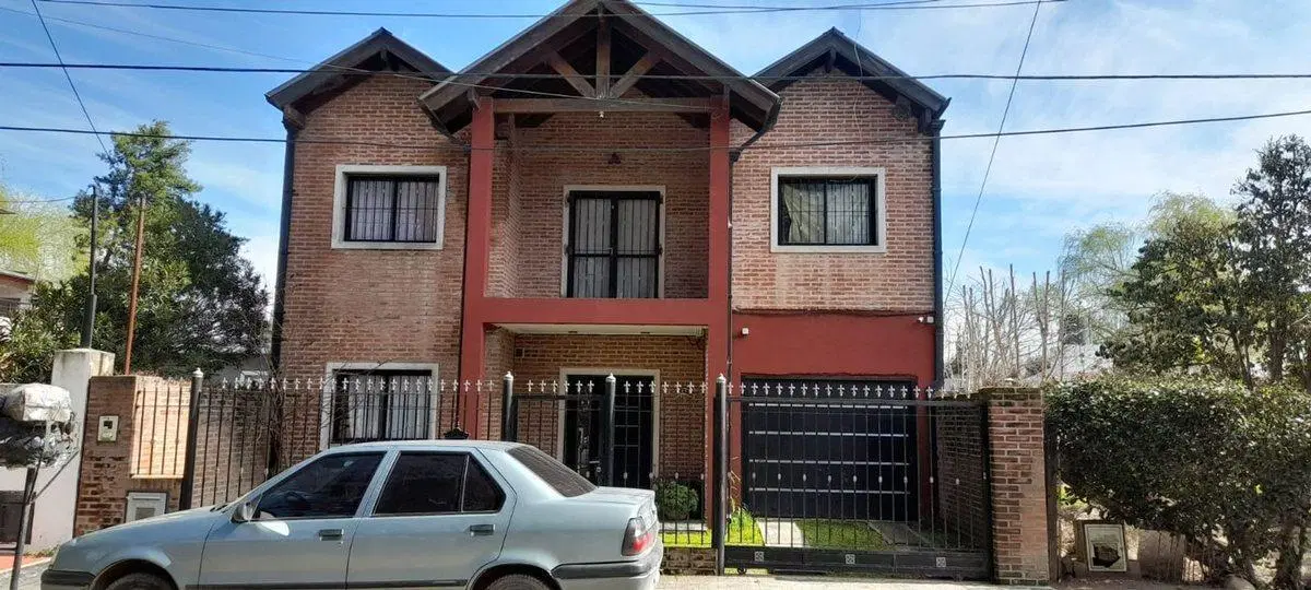 CASA  EN A. KORN C/GARAGE Y FDO LIBRE .FINANCIA 2