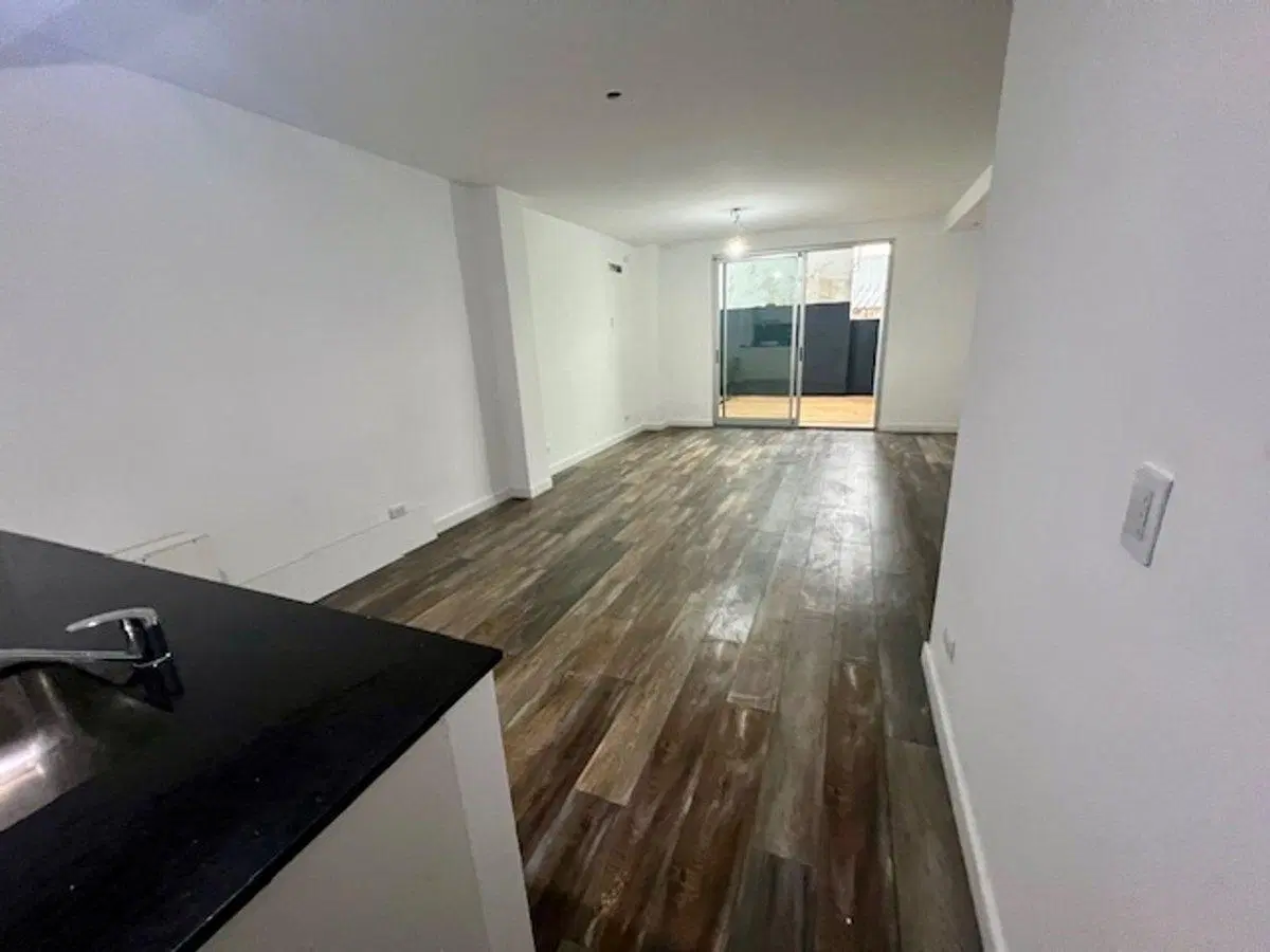 VENTA DE MONO AMBIENTE 1er PISO CON PATIO 2