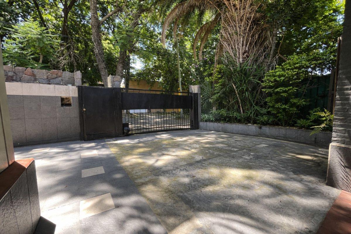 EXCELENTE CASA EN ADROGUE, 5 AMBIENTES