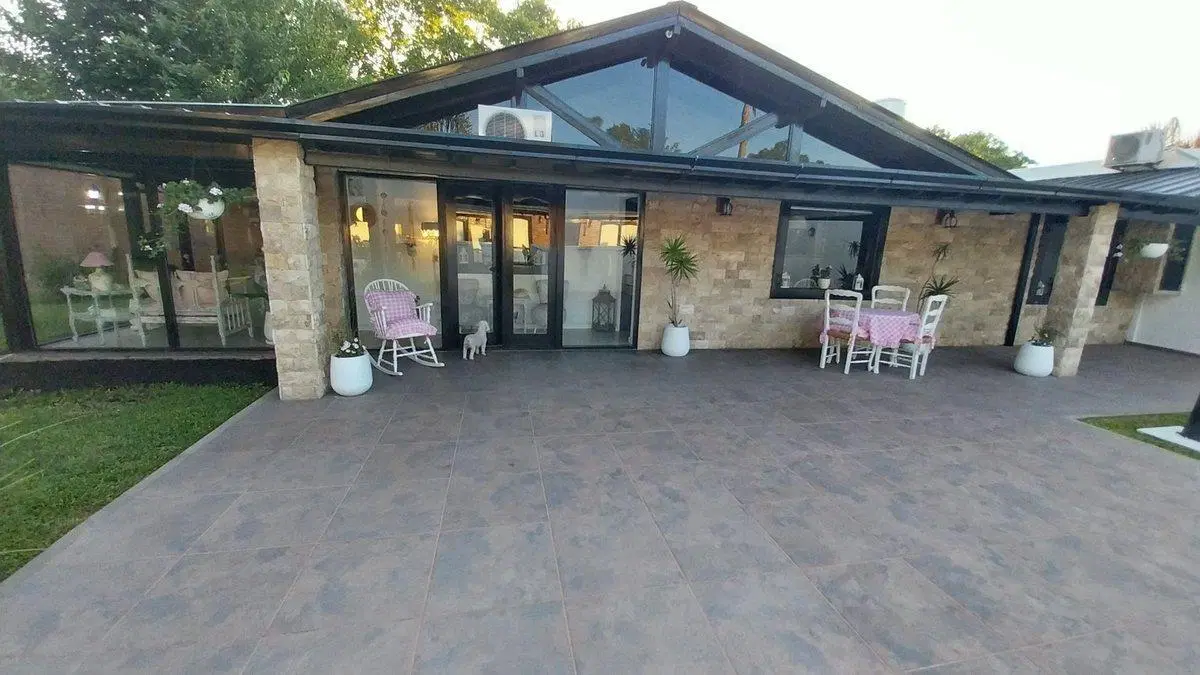 VENTA DE CASA CON HERMOSO PARQUE PILETA QUINCHO 4