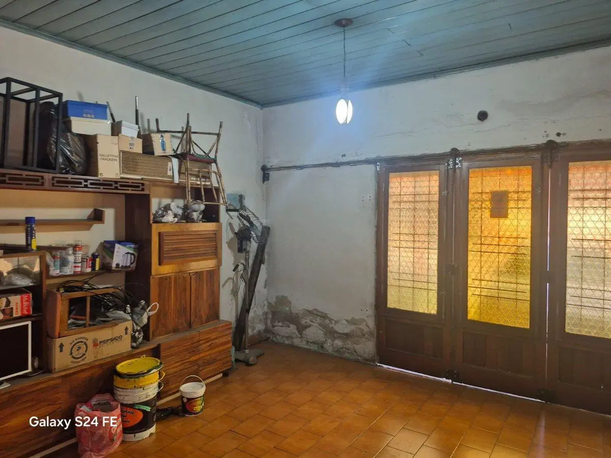 Casa s/amplio lote propio, con coch y fondo libre 5