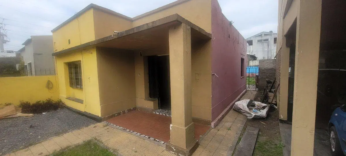 CASA 3 AMBIENTES CALLE ITALIA ADROGUE C/ FONDO 4