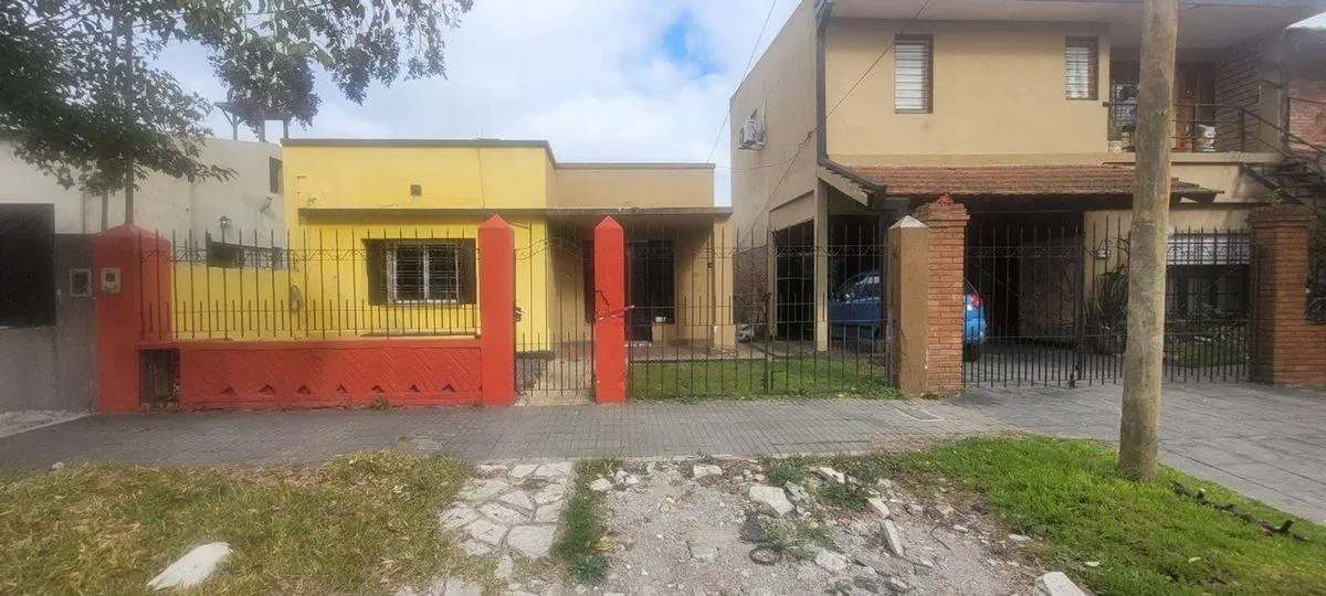 CASA 3 AMBIENTES CALLE ITALIA ADROGUE C/ FONDO 3