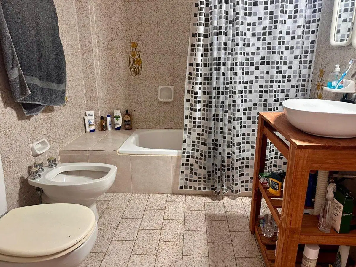 Adrogué Centro: 3 ambs. 72m², 3 balcones, cochera 5
