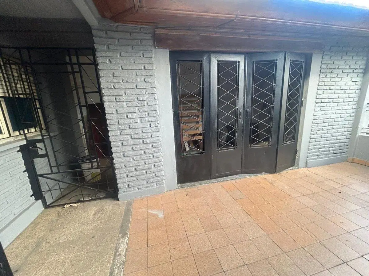 VENTA CASA 5 AMBIENTES COCHERA GRAN PATIO 2