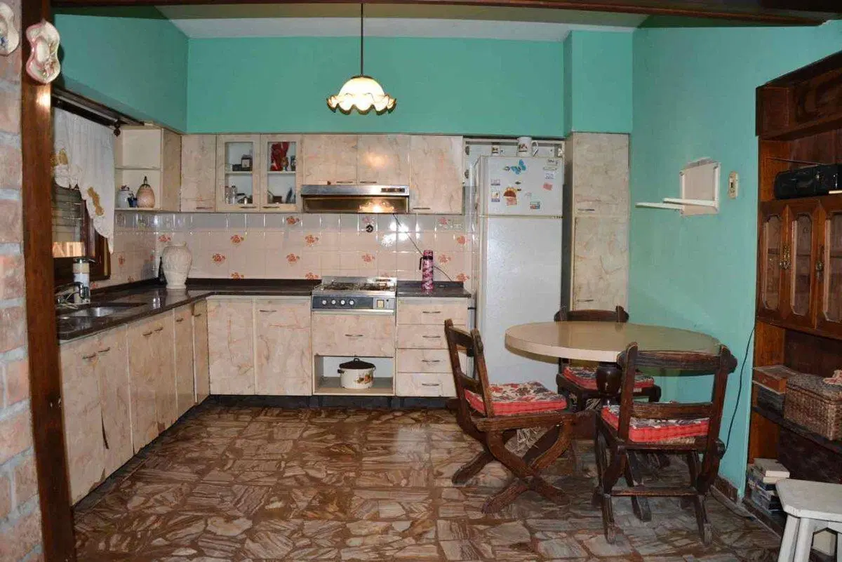 Casa 4 amb en venta con jardín, cochera y quincho 5