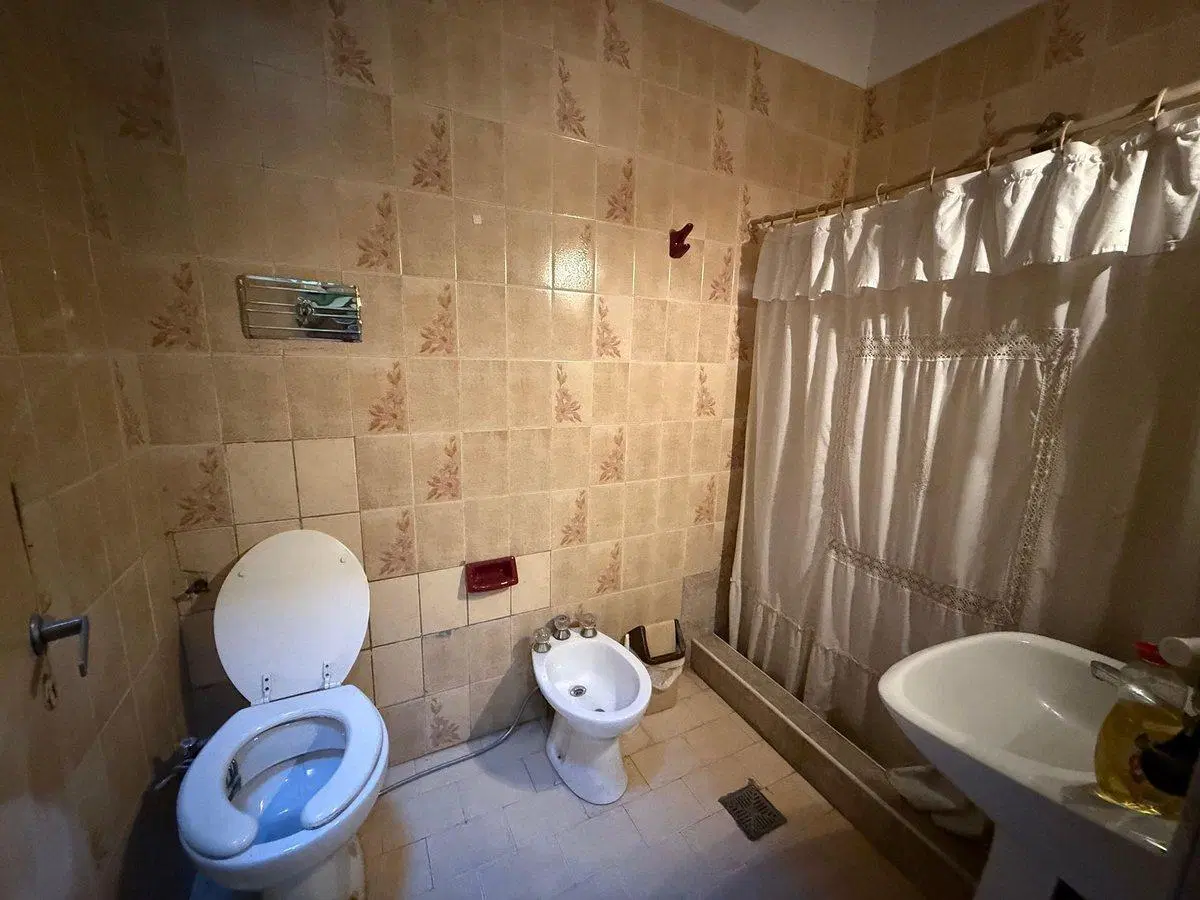 Casa 4 amb en venta con jardín, cochera y quincho 2