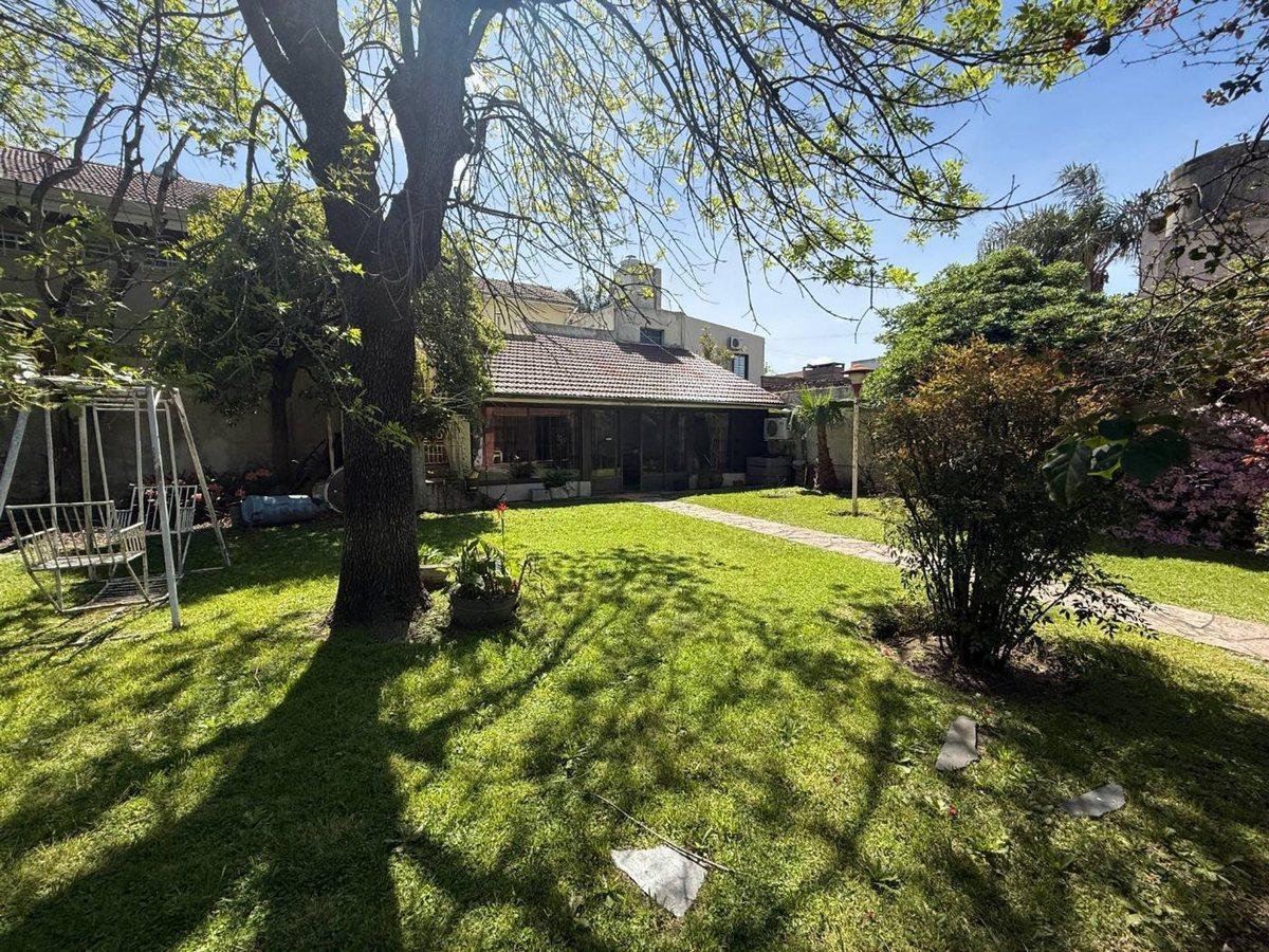 Casa 4 amb en venta con jardín, cochera y quincho