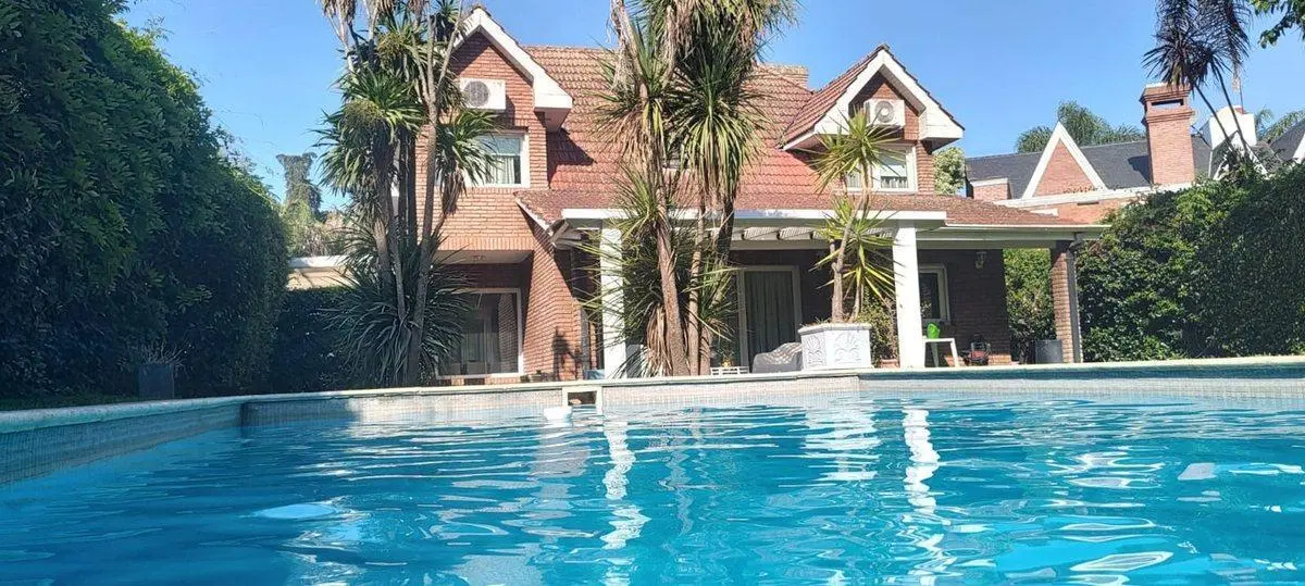 Excelente propiedad de 6 amb. Los Ángeles Village 4