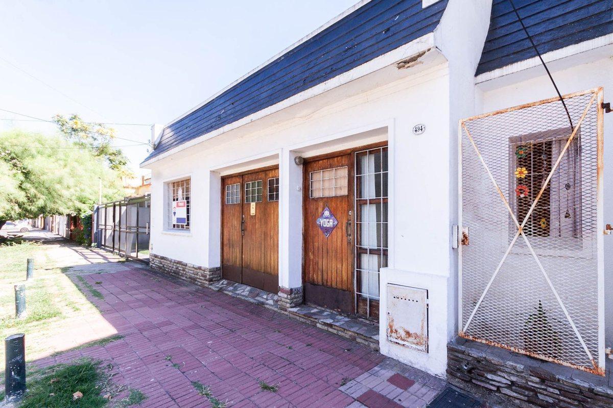 CASA DE 3 AMB - CON PATIO Y COCHERA/ BANFIELD