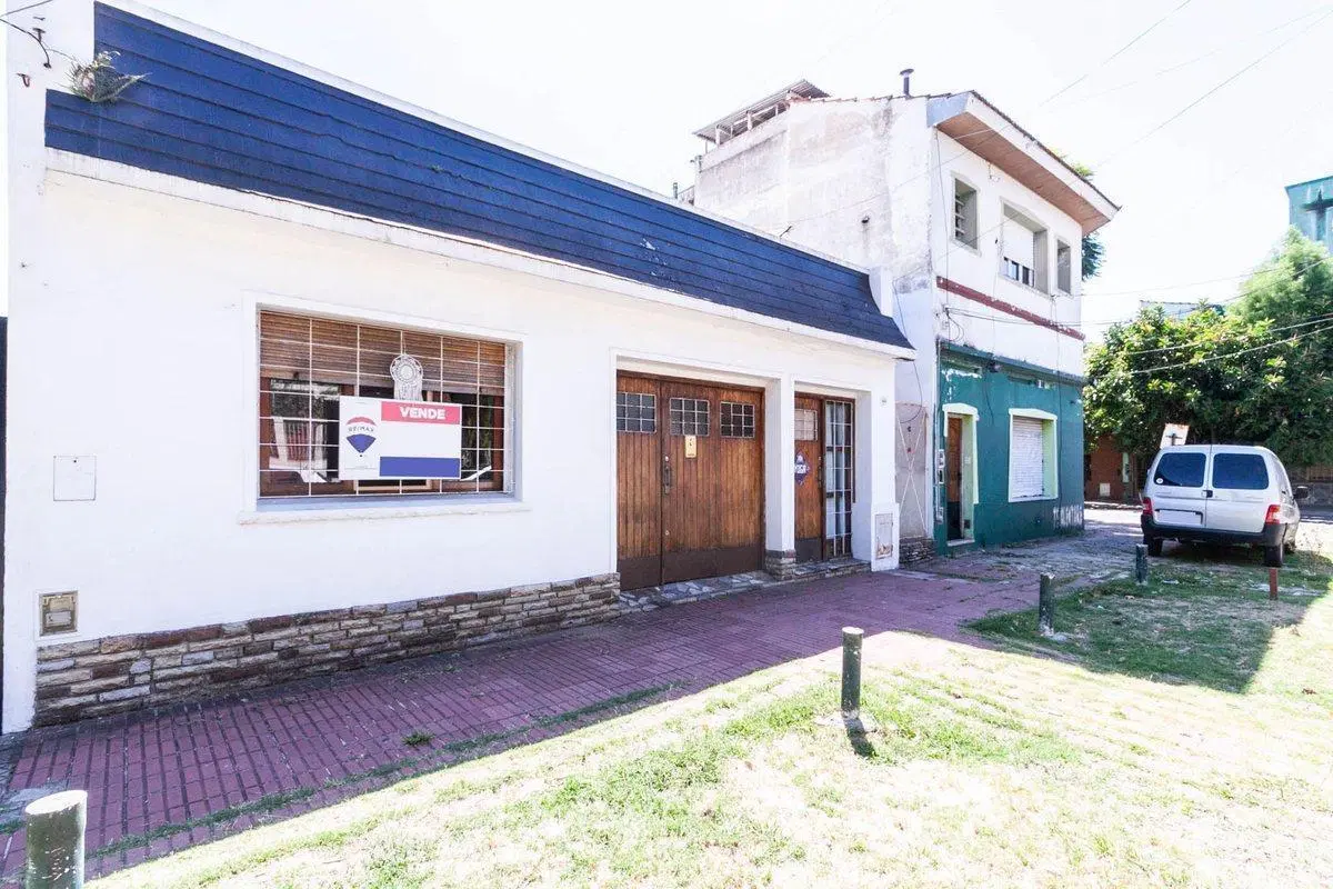 CASA DE 3 AMB - CON PATIO Y COCHERA/ BANFIELD 4