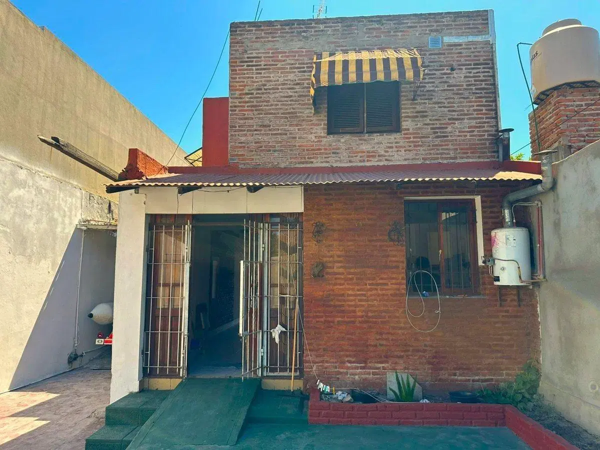 Casa con local cochera y parque con pileta 3