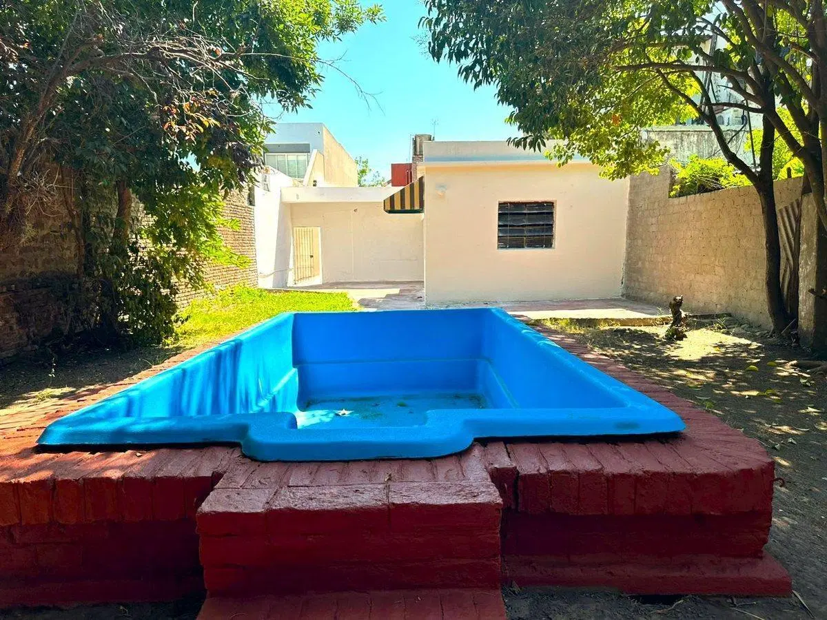 Casa con local cochera y parque con pileta 5
