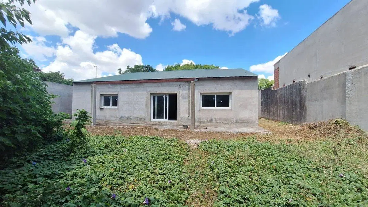 Lote de 1100m² + construcción en una planta. Lomas 2