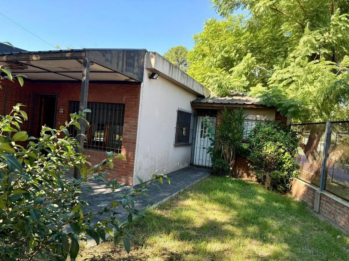 Venta Casa 3 ambs. Cochera. Jardín. Apto crédito 5