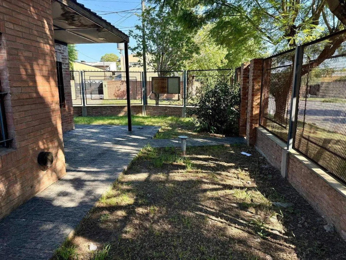 Venta Casa 3 ambs. Cochera. Jardín. Apto crédito 4