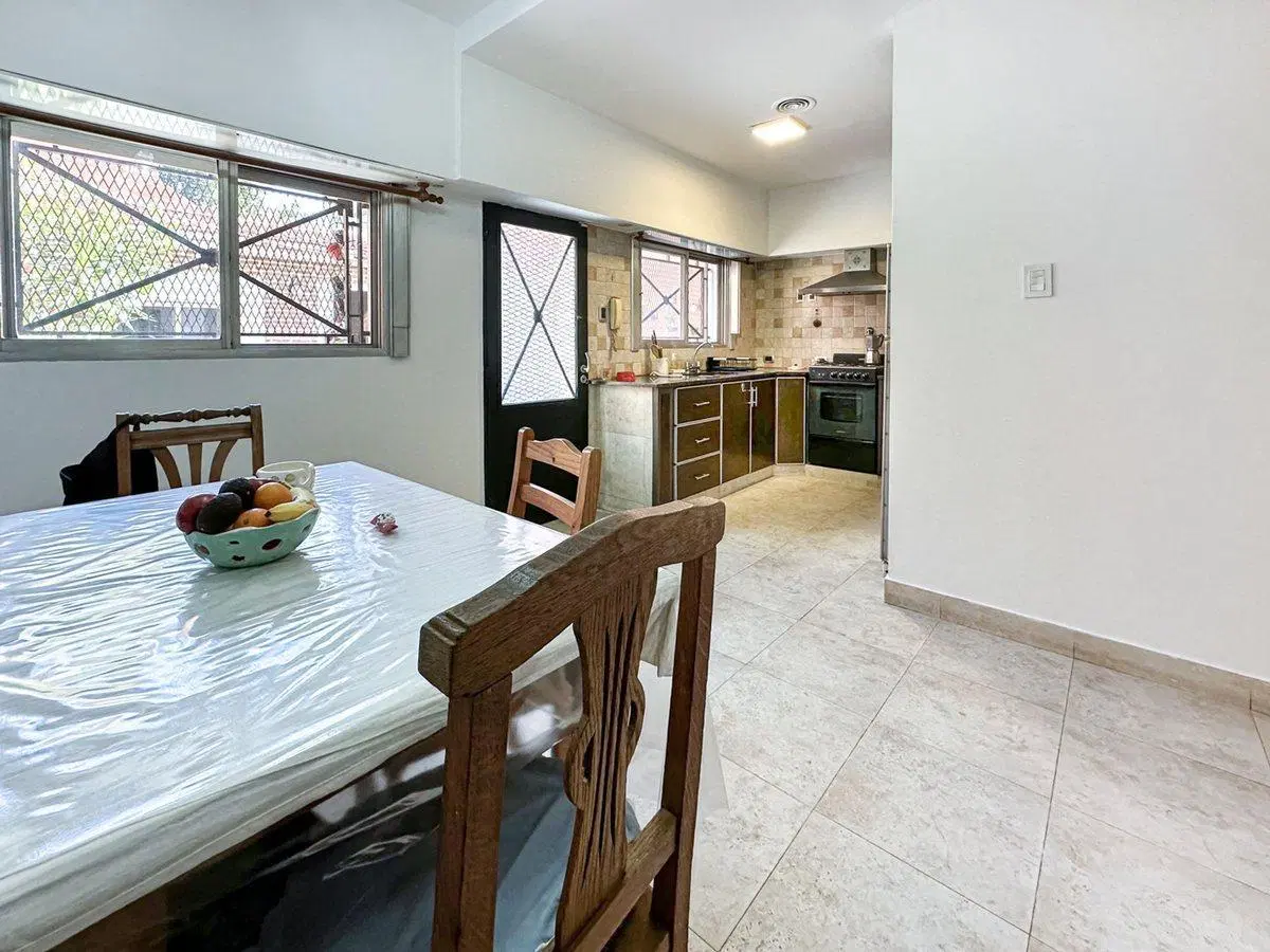 Venta casa 5ambs. con cochera. Quincho y patio. 4