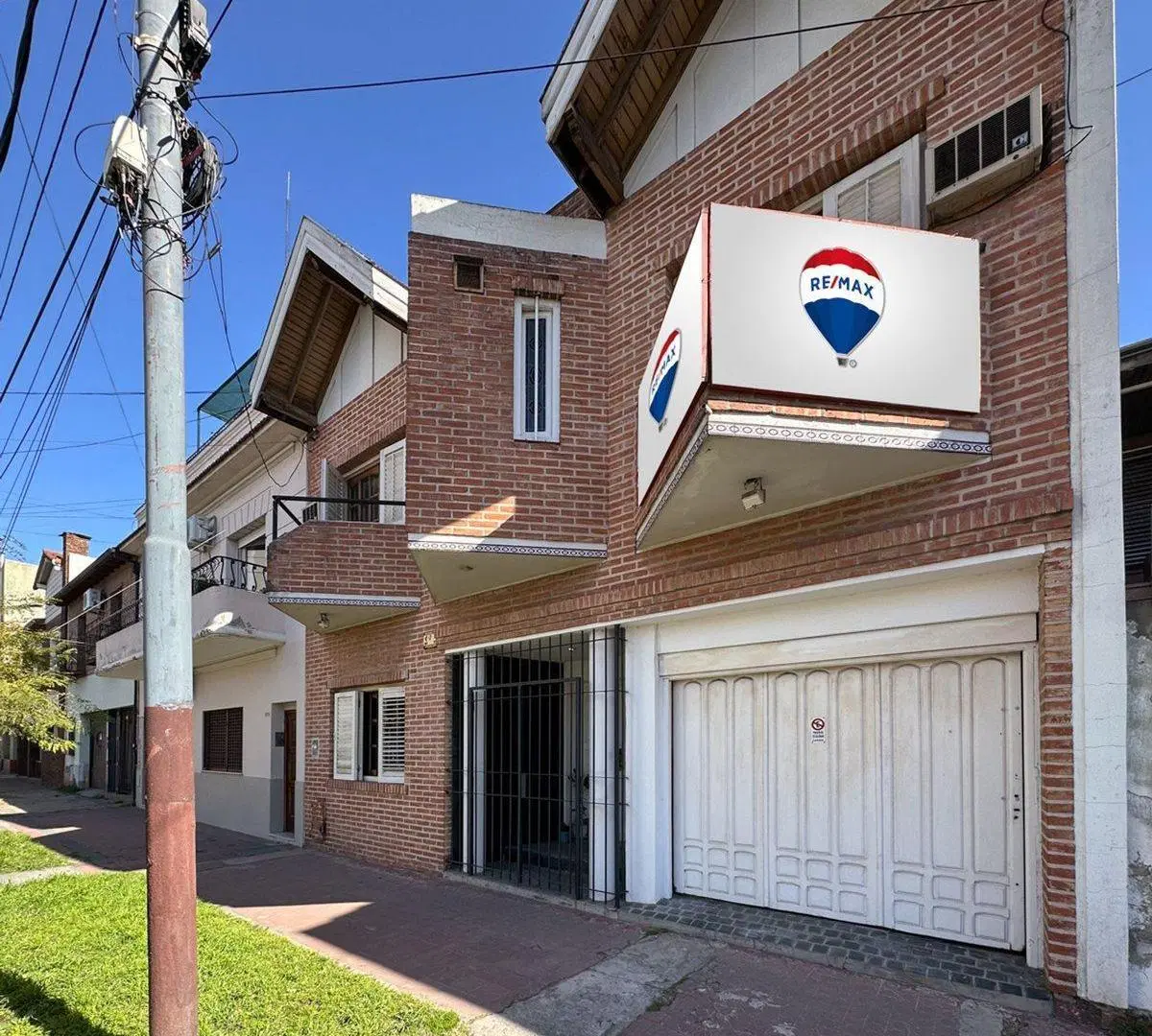 Venta casa 5ambs. con cochera. Quincho y patio. 3