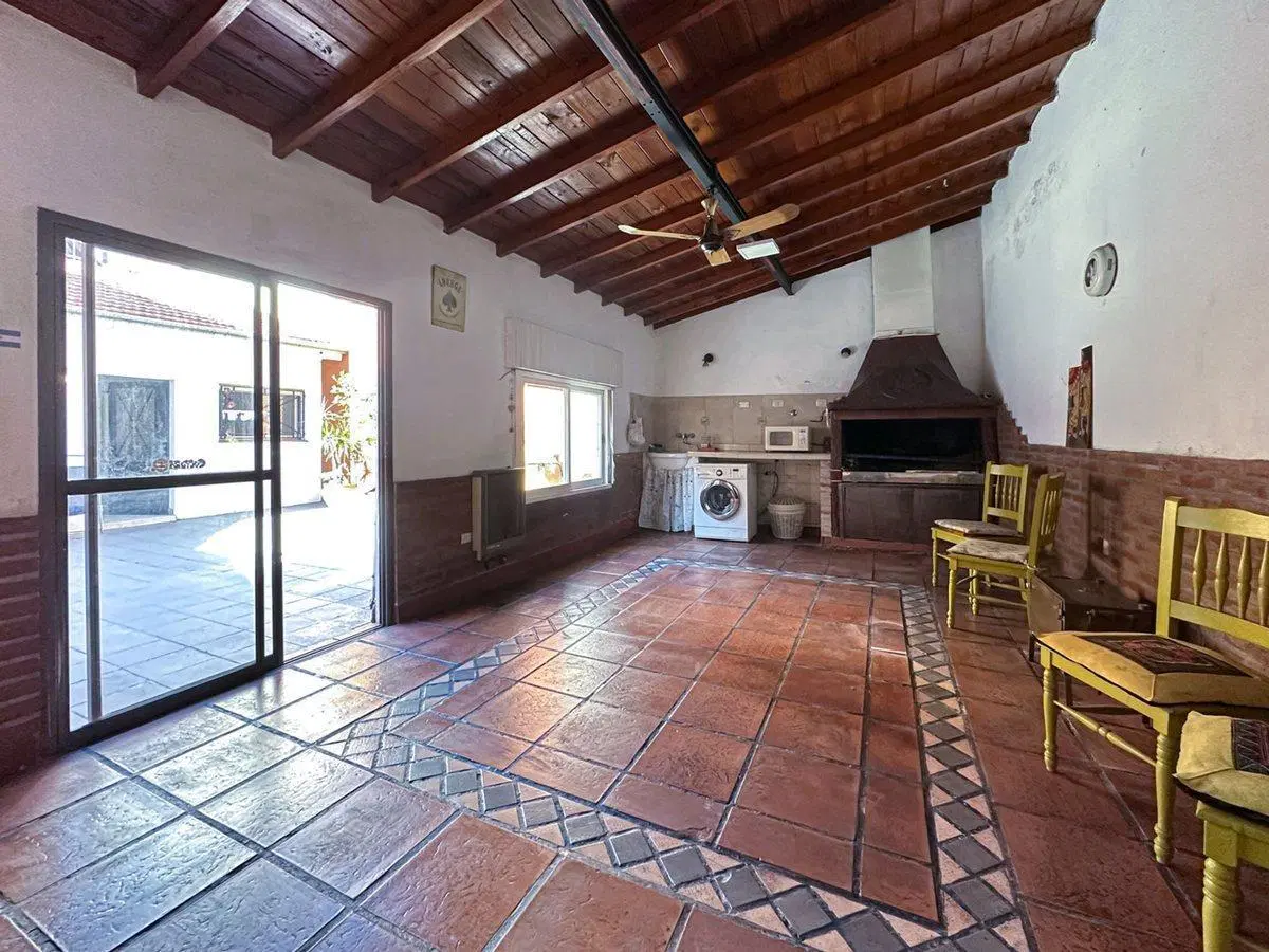 Venta casa 5ambs. con cochera. Quincho y patio. 2