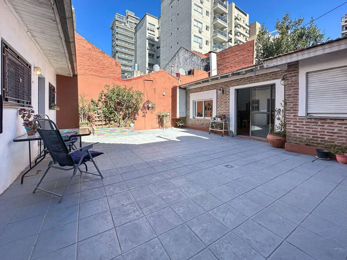 Venta casa 5ambs. con cochera. Quincho y patio. 5