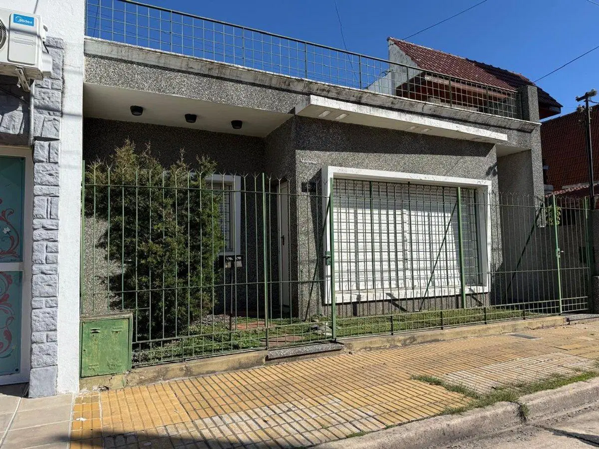CASA EN VENTA C/AMPLIO FONDO Y QUINCHO-AVELLANEDA 3