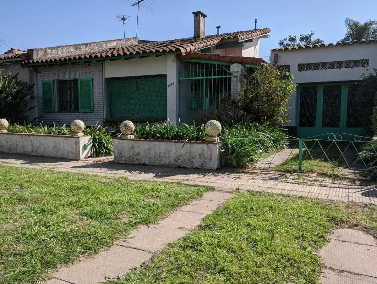Casa  de 4 Ambientes a la Venta 200 Mts.AV.PAVON 2