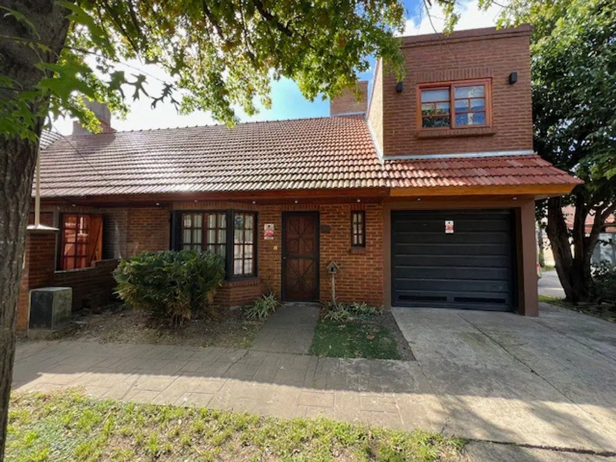 VENTA CASA 4 AMB. DOS COCHERAS, JARDIN, JACUZZI 2