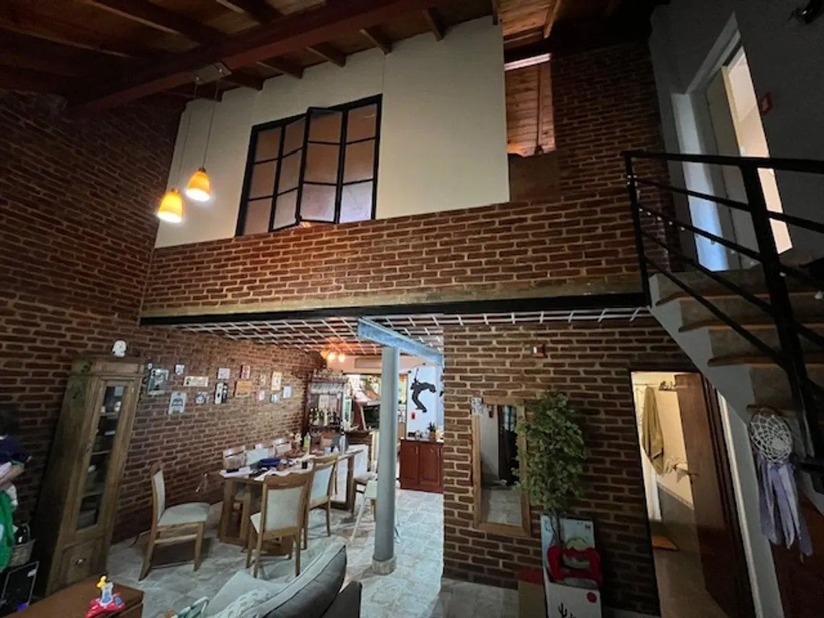 VENTA CASA 4 AMB. DOS COCHERAS, JARDIN, JACUZZI 4