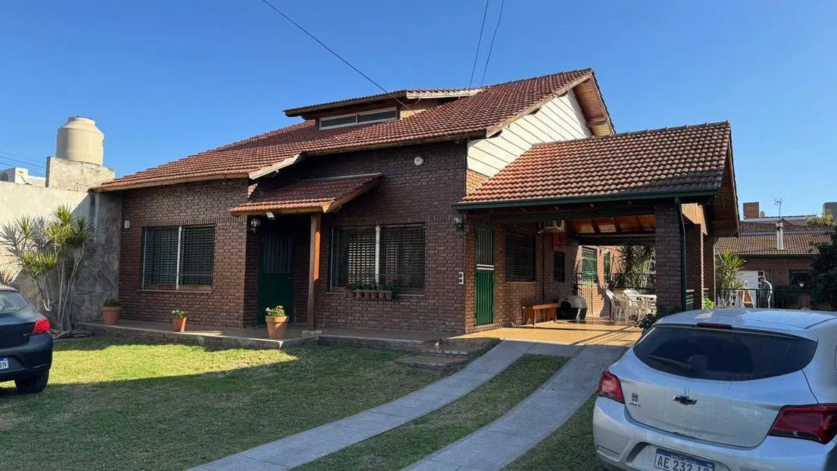 CASA DE 4 AMB EN DOBLE LOTE +  DPTO 3 AMBIENTES 2