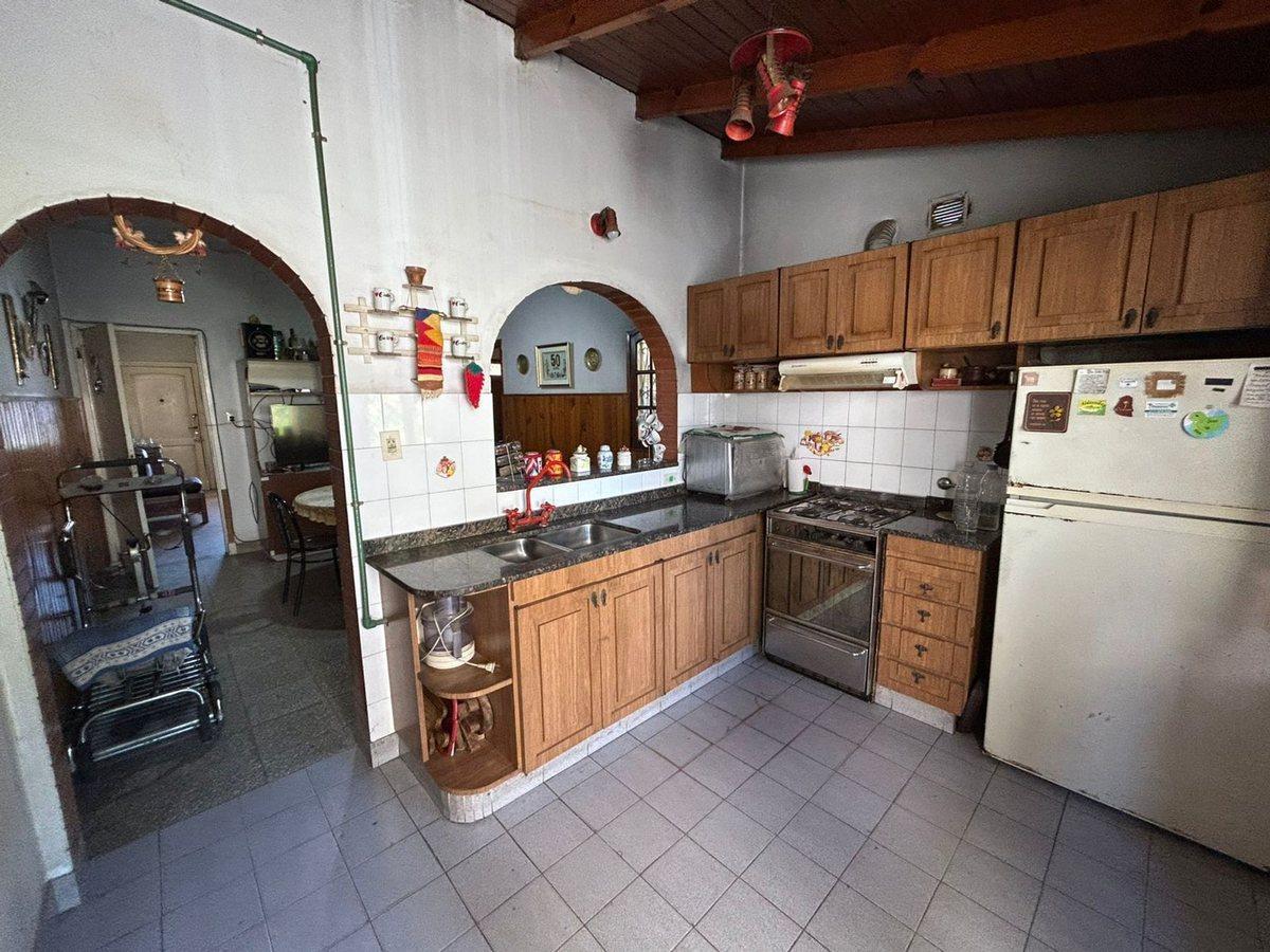Foto de EXCELENTE CASA C/PILETA Y PARQUE EN RAFAEL CALZADA, imagen 2