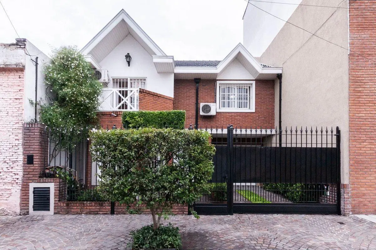 HERMOSO CHALET DE 4 AMB C/ QUINCHO Y PILETA. 5