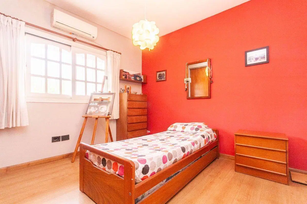 HERMOSO CHALET DE 4 AMB C/ QUINCHO Y PILETA. 4