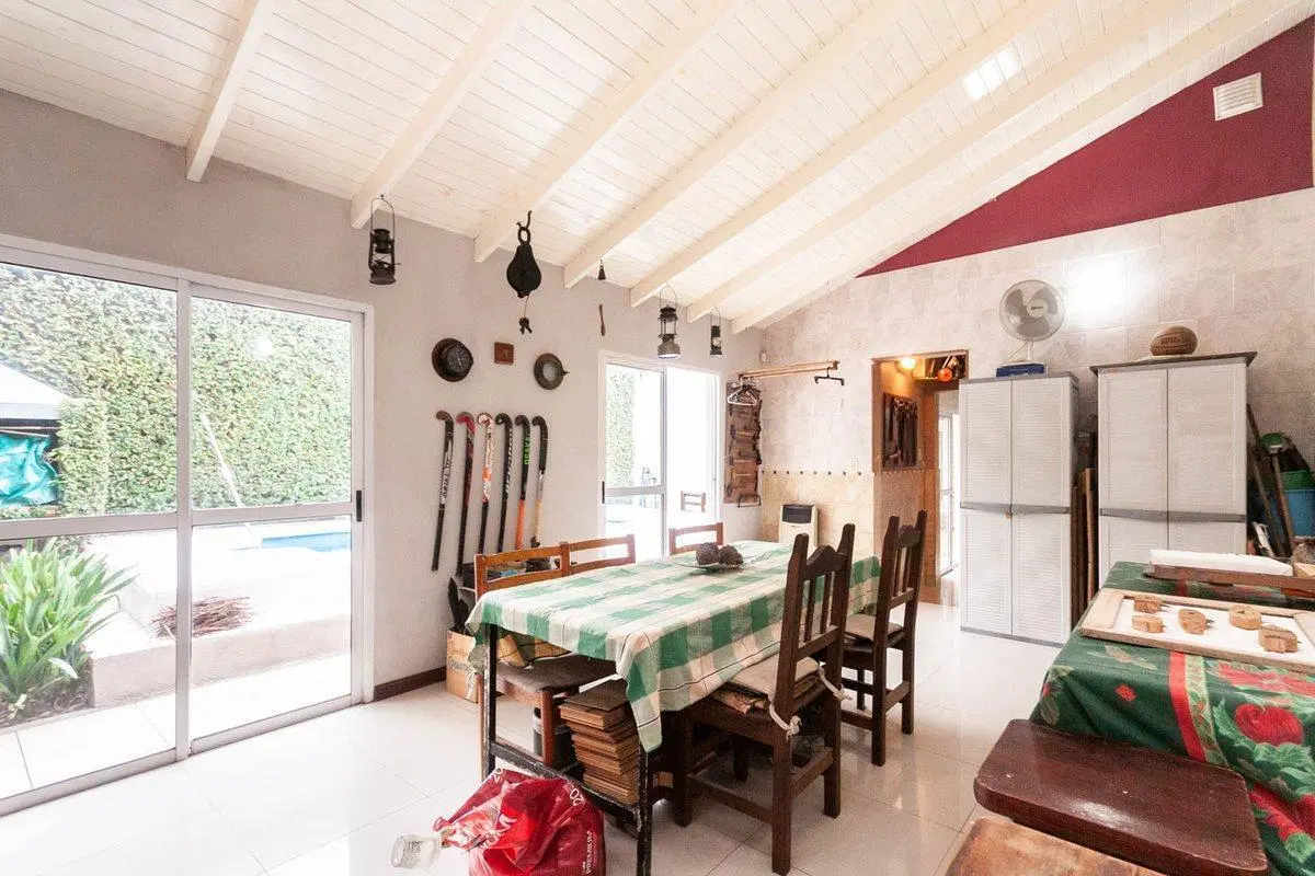 HERMOSO CHALET DE 4 AMB C/ QUINCHO Y PILETA. 3