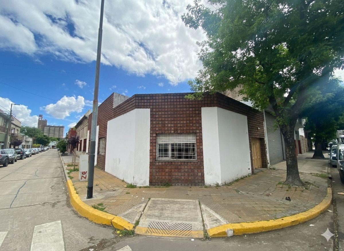 ¡CASA EN ESQUINA A REFACCIONAR - FOT 3 + SÓTANO!