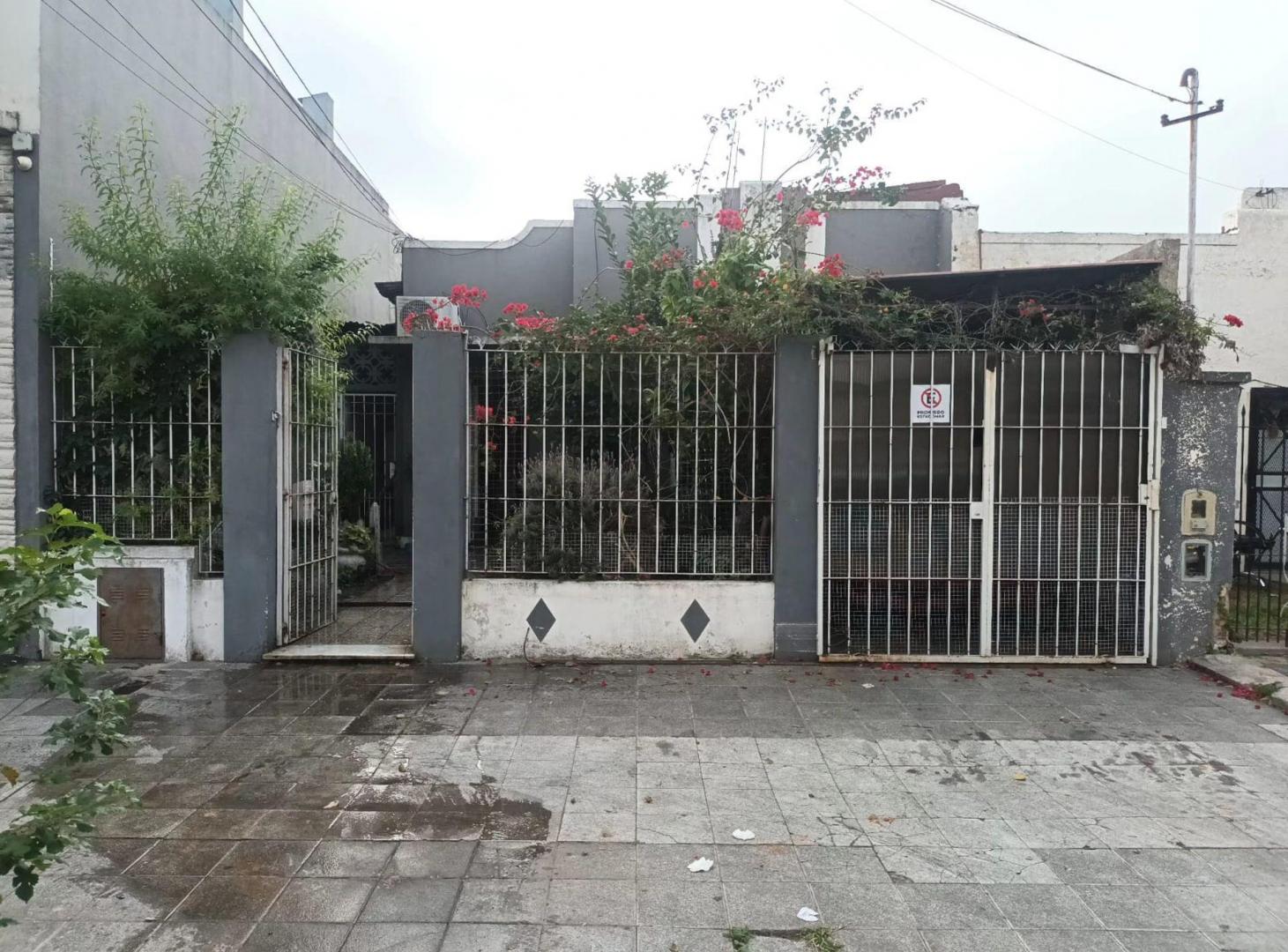 OPORTUNIDAD SARANDÍ CASA AMPLIA SOBRE LOTE PROPIO