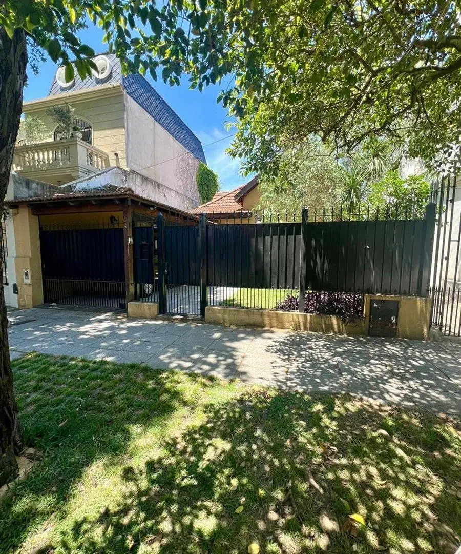 VENTA CHALET. BANFIELD, LOTE DE 8.66 POR 33Mts 2