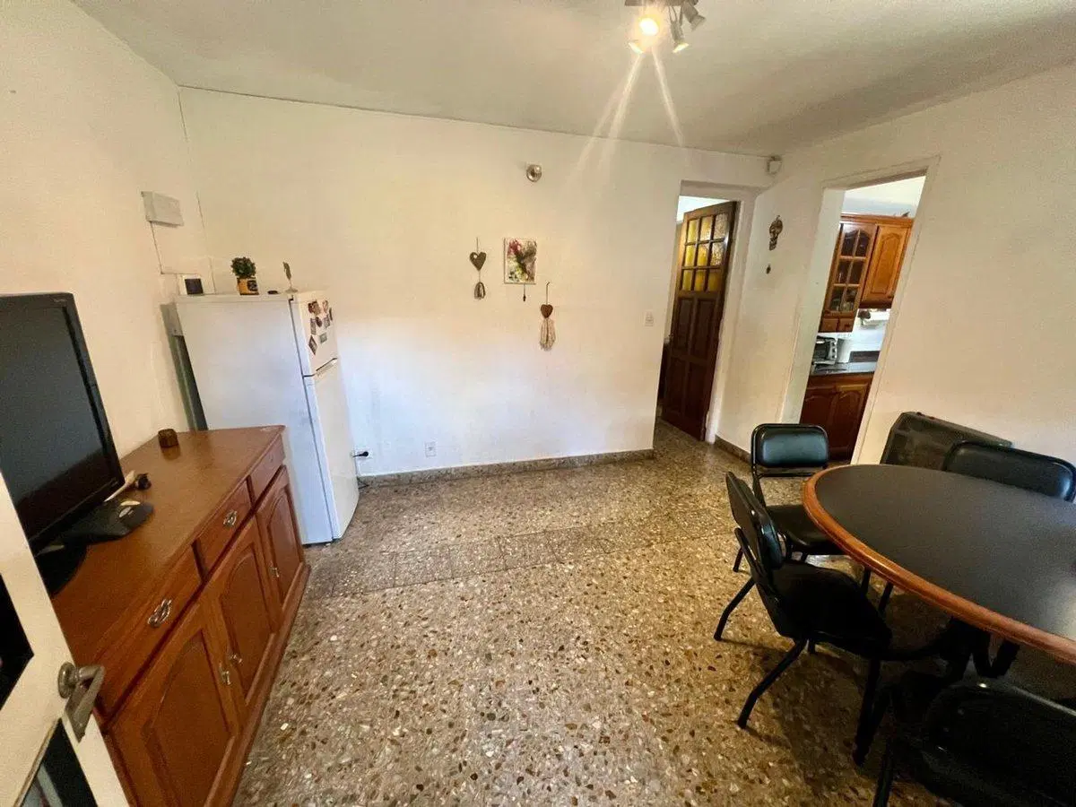 VENTA CHALET. BANFIELD, LOTE DE 8.66 POR 33Mts 3