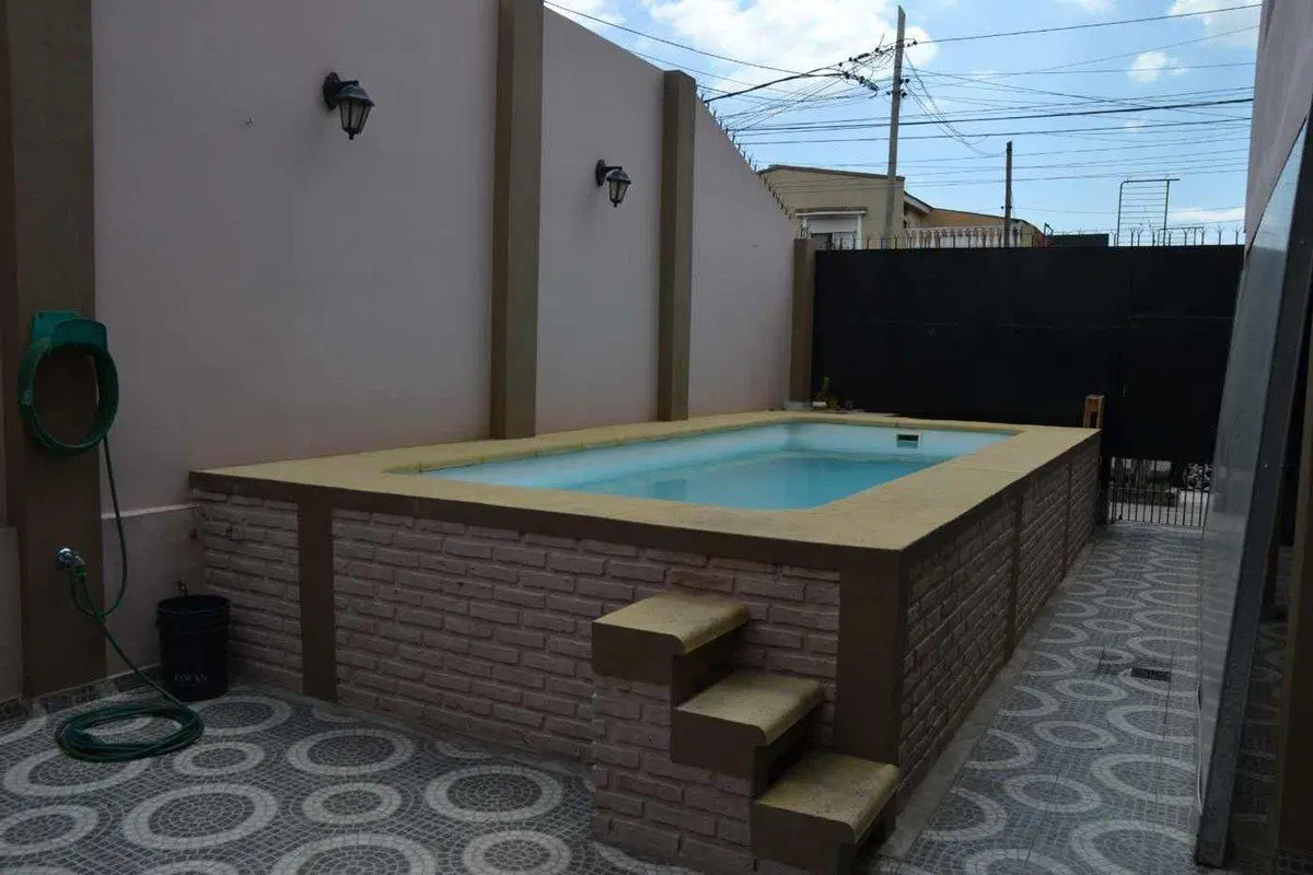 Casa 2 familias. Garaje para 3 vehículos y pileta 8