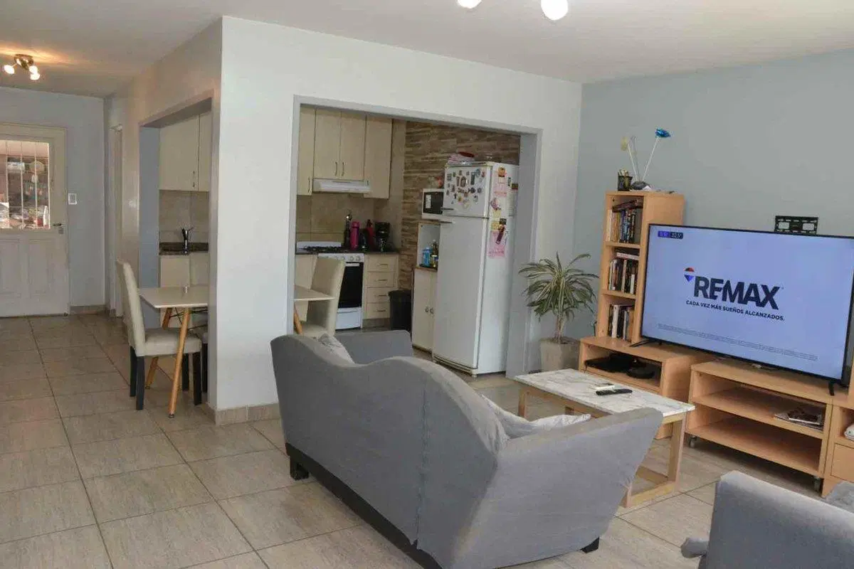 Casa 2 familias. Garaje para 3 vehículos y pileta 3
