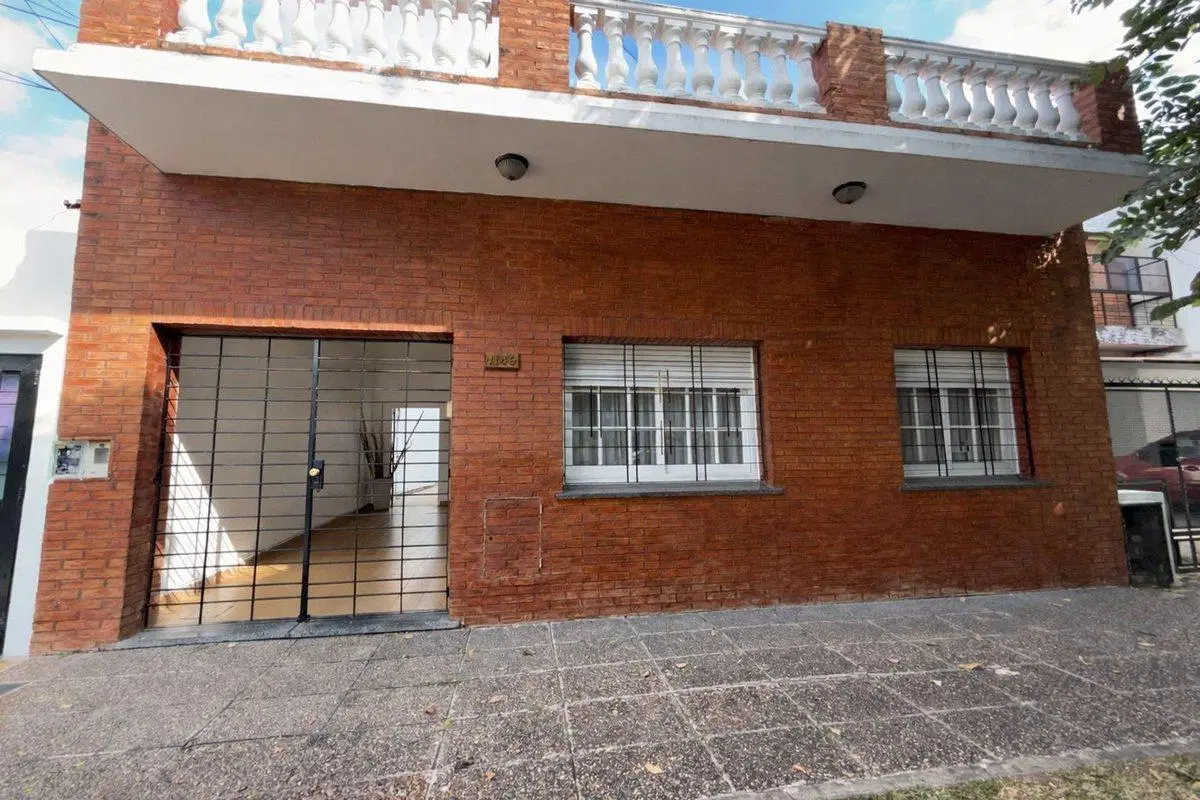 VENTA CASA C/GARAGE,FONDO, QUINCHO Y TERRAZA-WILDE 2