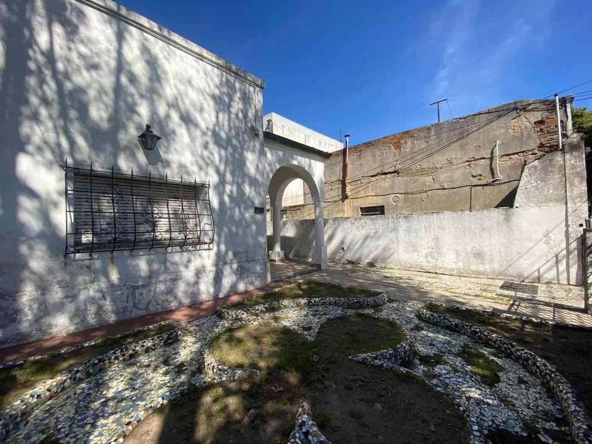 CASA 5 AMB C/GRAN JARDÍN Y PILETA "A REFACCIONAR" 2