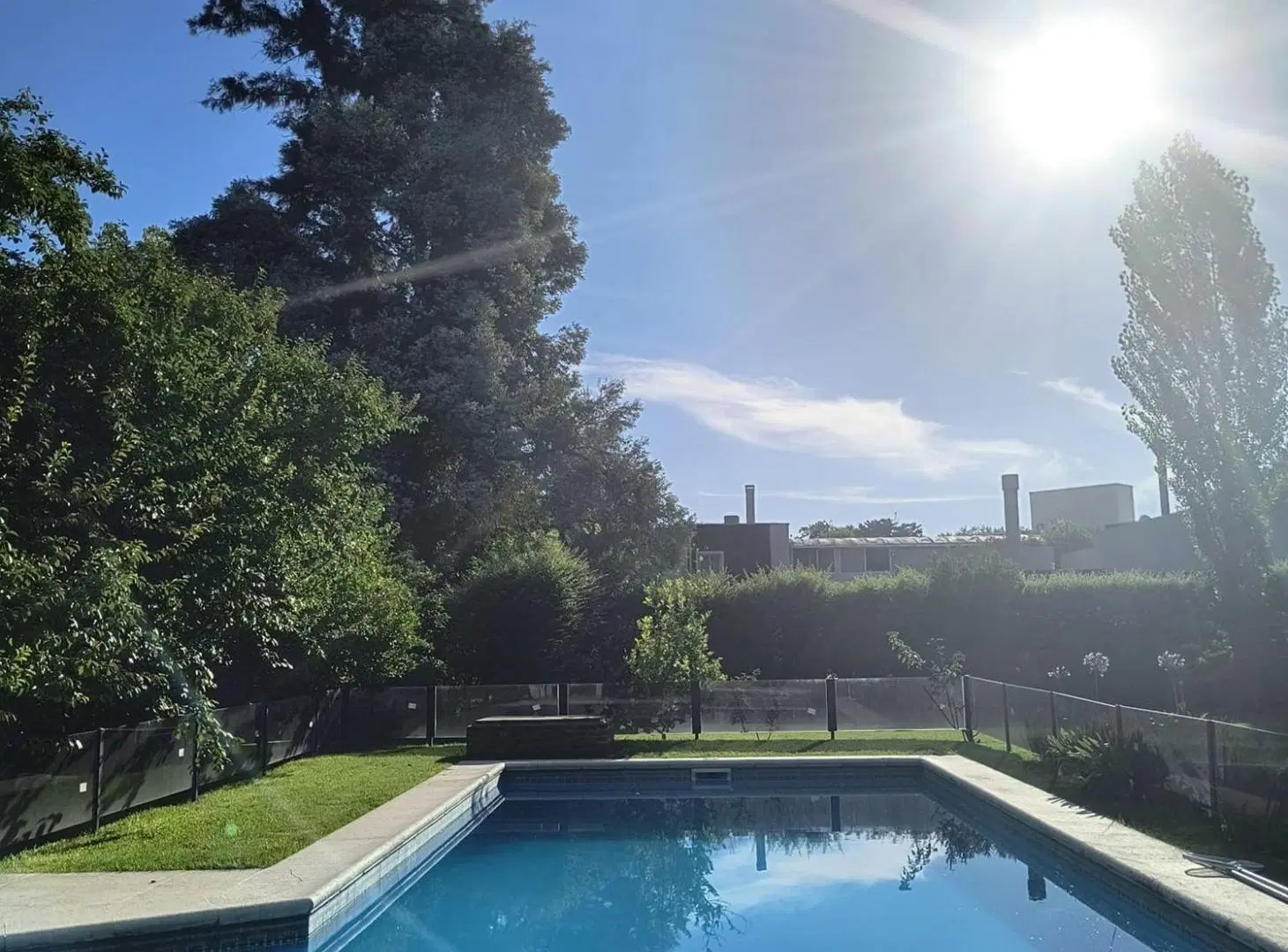ESPECTACULAR CASA CON GRAN PARQUE Y AMPLIA PILETA 3