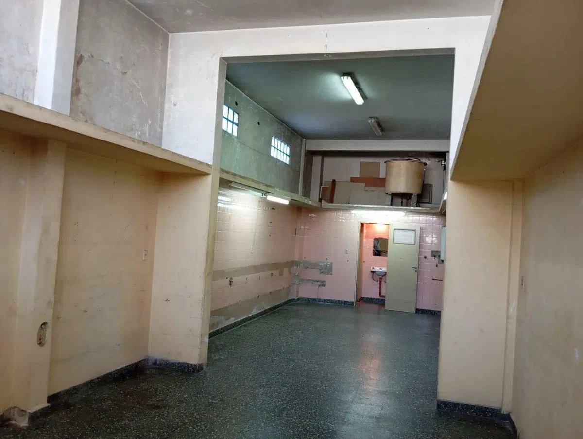 DEPÓSITO O LOCAL DE 52 M² CUBIERTOS CON 2 BAÑOS 2
